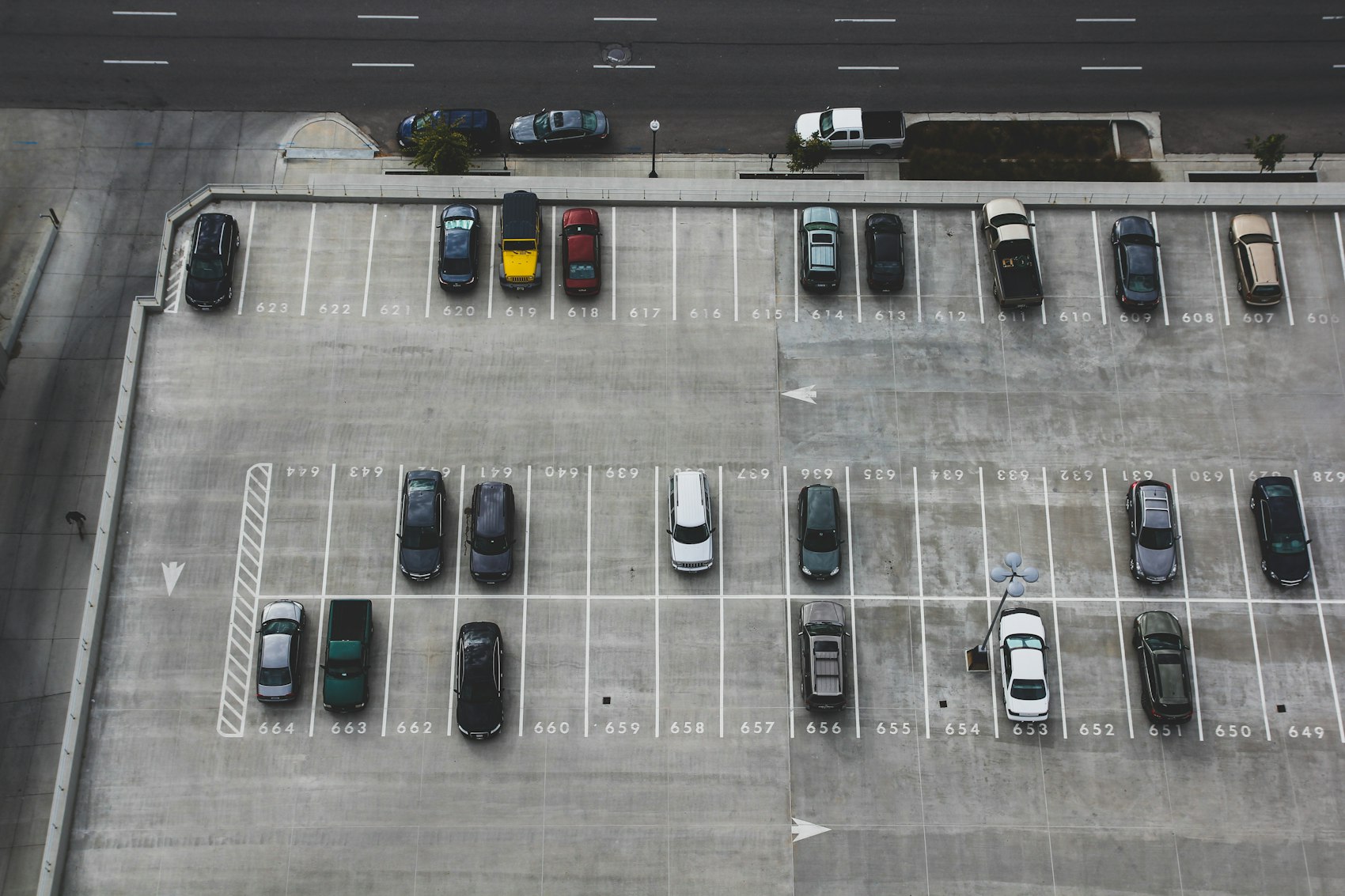 Überwachter Kundenparkplatz aus der Vogelperspektive